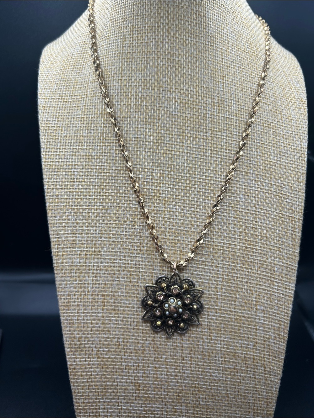 Gold Floral Pendant Necklace - Classic Women's Jewelry